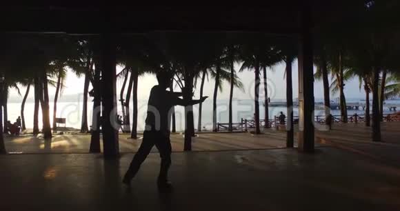 中国男子在海滩上的训练是用手掌打的视频的预览图