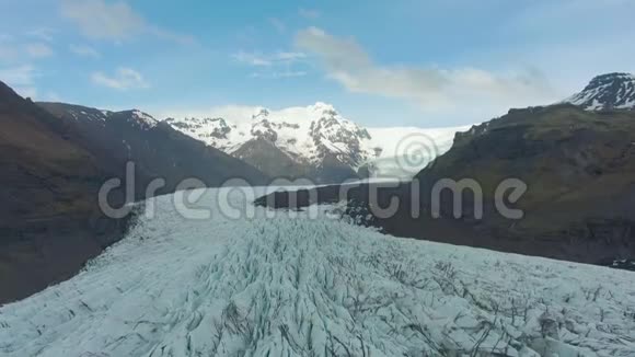 斯维纳费尔斯乔卡尔冰川和山蓝天冰岛鸟瞰图视频的预览图