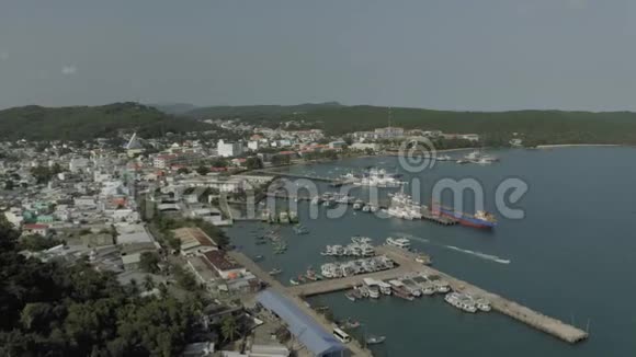 越南海港的船只和渔船视频的预览图