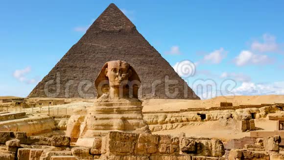 在平静的天空中的狮身人面像和金字塔埃及开罗视频的预览图