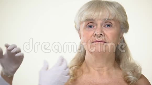 皮肤科医生检查老年女性病人的皮肤消除皱纹美容视频的预览图