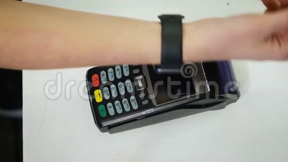 现代咖啡馆终端智能手表非接触式NFC技术客户付费视频的预览图