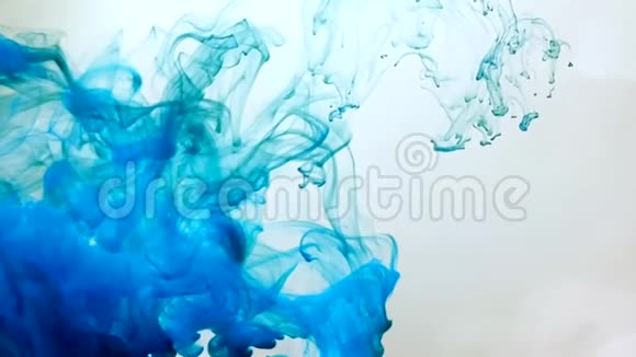白色背景上蓝色水彩颜料的魔术动作视频的预览图