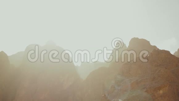 一群游客在炎热的沙漠中沿着岩石峡谷散步沙漠峡谷背景埃及西奈慢动作4k视频的预览图