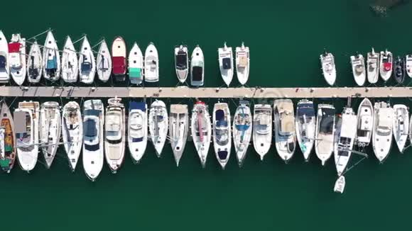 俯瞰船在普罗奇达意大利最受欢迎的旅游景点海滩行动游艇停车场游艇和视频的预览图