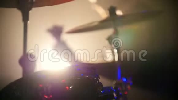 鼓手和吉他手背景下的明亮灯泡视频的预览图