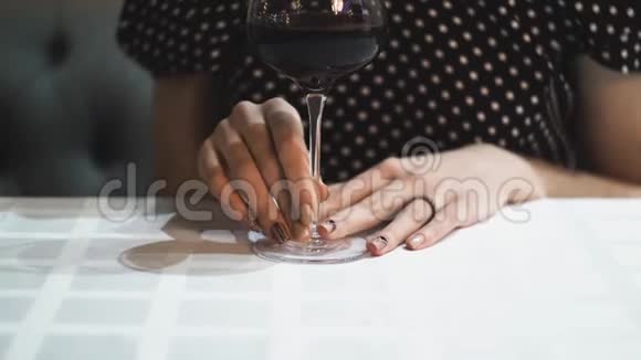 优雅的女人手尴尬地在餐馆里拿了一杯酒视频的预览图
