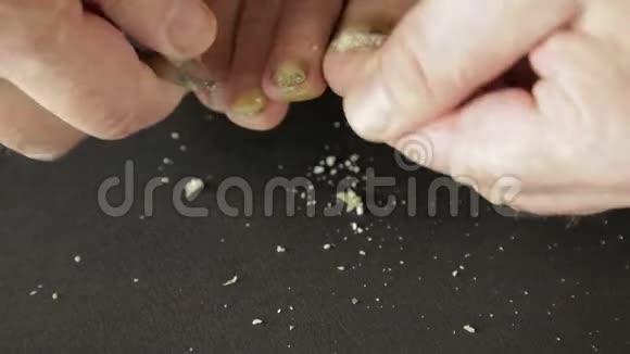 人类切割感染真菌工具的脚趾甲视频的预览图