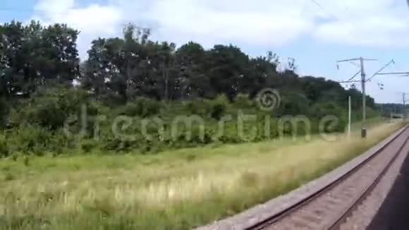 在乌克兰利沃夫附近的火车窗口景观视频的预览图
