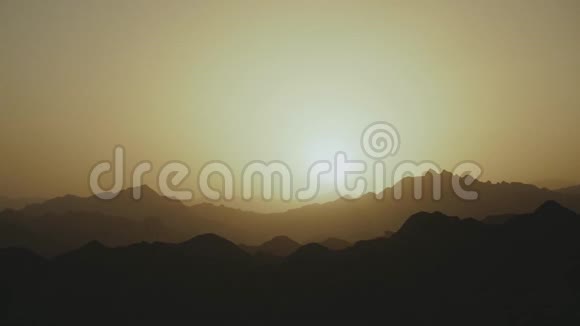 埃及西奈山脉西奈沙漠山峰山的轮廓平坦缓慢的运动4k视频的预览图
