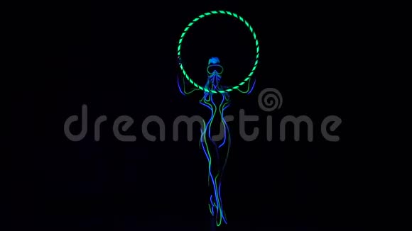 霓虹灯表演者用绿色发光的篮圈跳舞视频的预览图