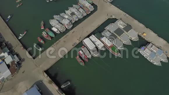 越南海港的船只和渔船视频的预览图
