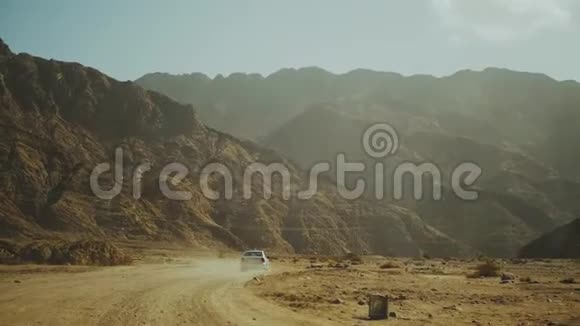 在沙漠中公路旅行冒险旅行在沙漠中缓慢的运动视频的预览图