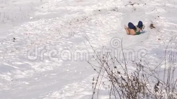女孩正骑在高高的雪山上寒假霜冻季节视频的预览图