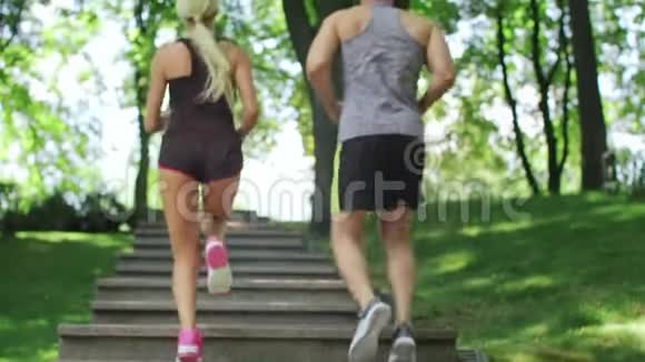 晨跑两人爬楼梯夏季公园跑步视频的预览图