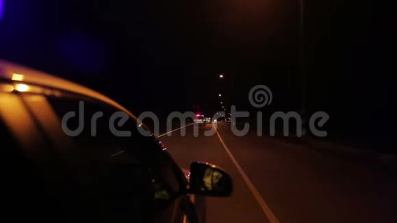 夜间高速公路上的警察追捕视频的预览图