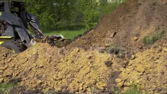 挖掘机用土做背景房子视频的预览图