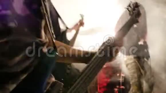 其中一个场景的摇滚乐队表演视频的预览图
