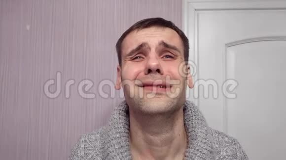 一个看着摄像机在家哭的成年人哭鬼视频的预览图