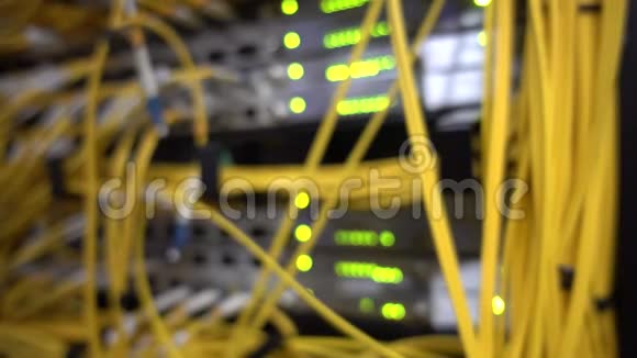 闪烁的光服务器机架中的许多黄色光缆背景模糊视频包含噪音和闪烁视频的预览图