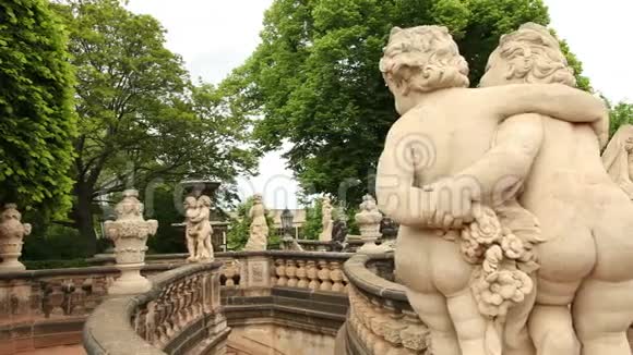 德国德累斯顿Zwinger宫的儿童法努斯雕像视频的预览图