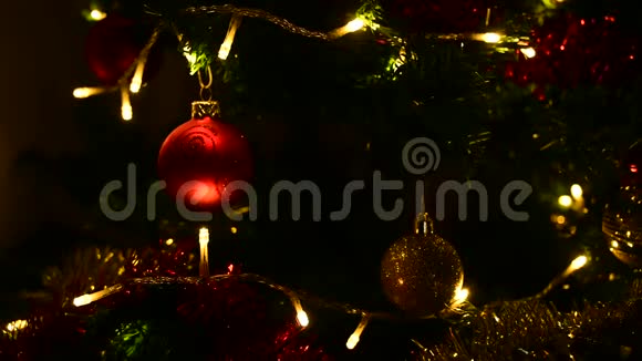 在黑暗的客厅里圣诞树上的圣诞灯和装饰视频的预览图