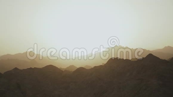 埃及西奈山脉西奈沙漠山峰山的轮廓平坦缓慢的运动4k视频的预览图