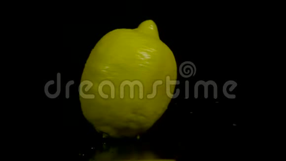 在黑色背景下缓慢旋转柠檬视频的预览图