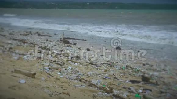 塑料污染海滩亚洲国家堆积如山的垃圾生态灾难世界灾难视频的预览图