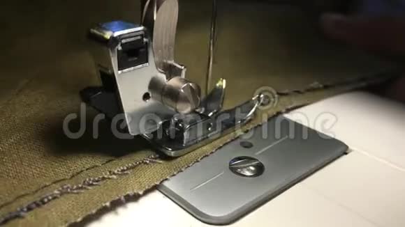 缝纫机上的布料视频的预览图
