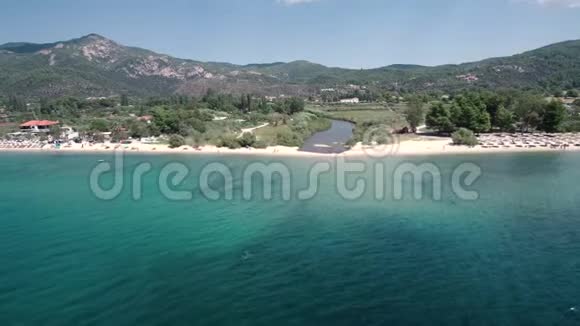鸟瞰别墅旁边惊人的海岸尼奥斯马尔马拉斯哈尔基迪基希腊无人机向前移动视频的预览图