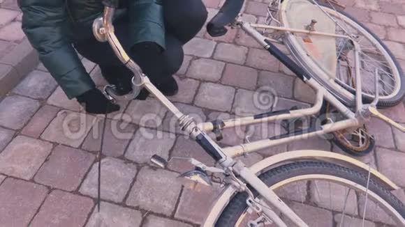 修理自行车的女人视频的预览图