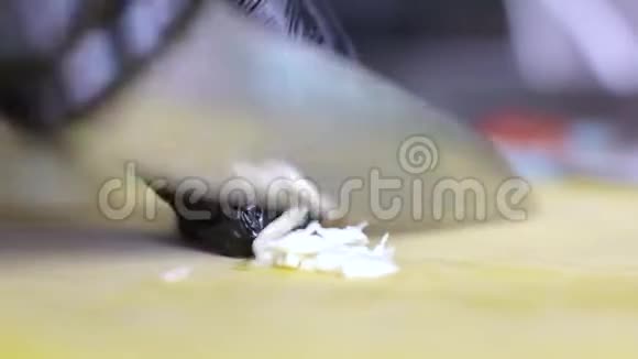 厨师用刀切大蒜视频的预览图