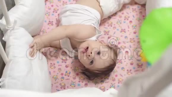 小宝宝在托儿所的婴儿床上学会翻身视频的预览图