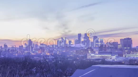 在美丽的冬季暮光之城4KUHD时间流逝中拍摄的明尼阿波利斯扫视镜头视频的预览图