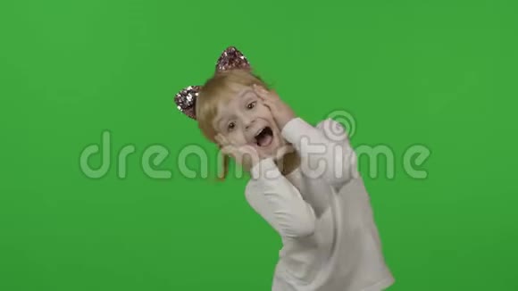戴着猫耳朵的头巾的女孩表现出惊讶四岁快乐的孩子视频的预览图
