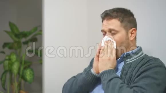男人用鼻子对着餐巾视频的预览图