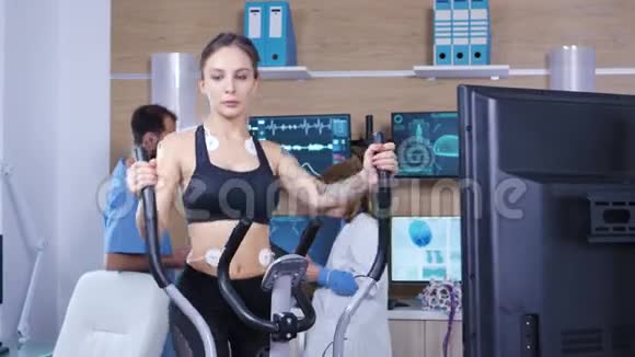 女性运动员用电极连接身体视频的预览图