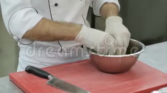餐厅厨房里的厨师普拉帕林格里克沙拉视频的预览图