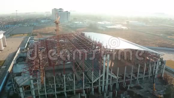工业建筑工地上的塔式起重机视频的预览图