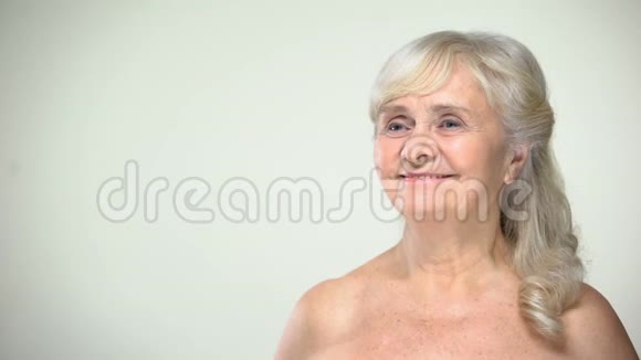 开朗的高级女士敷粉积极的年龄态度美容护理视频的预览图