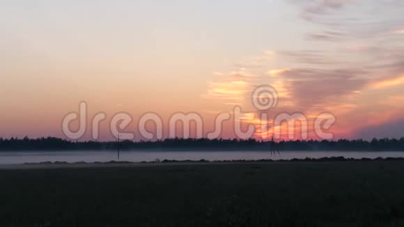 美丽的风景日落橙色的天空雾中的湖4K慢慢视频的预览图