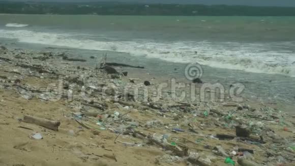 塑料污染海滩亚洲国家堆积如山的垃圾生态灾难世界灾难视频的预览图