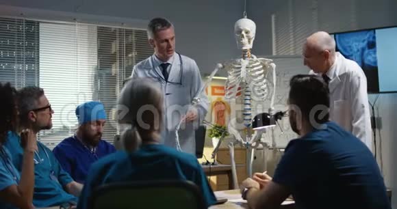 医生向他们的同事解释诊断视频的预览图