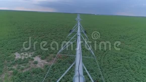 自动浇水系统用油菜和现代灌溉设备对农村农业田进行鸟瞰视频的预览图