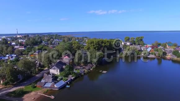 俄罗斯塞利格湖奥斯塔什科夫镇的斯特兰德和码头的鸟瞰图视频的预览图
