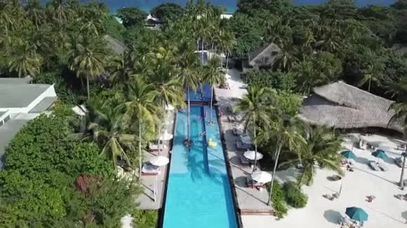 在马尔代夫热带岛屿上空盘旋的空中无人机视频的预览图