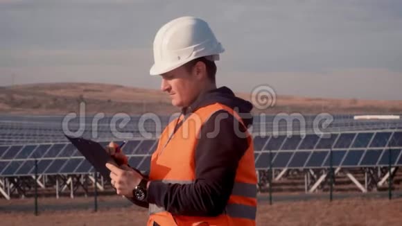 年轻的白人工程师在太阳能发电厂检查太阳能电池板视频的预览图