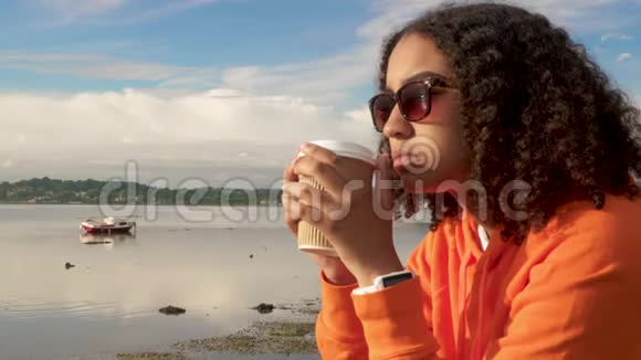 混合种族悲伤抑郁的非裔美国少女使用她的智能手机社交媒体或短信视频的预览图