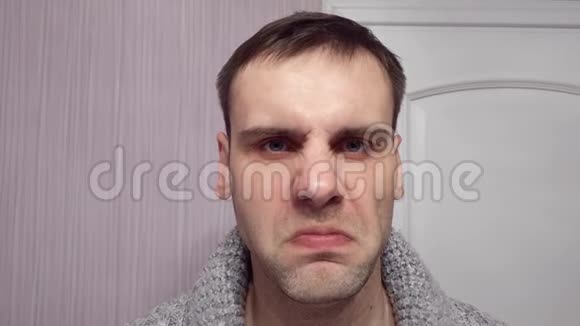 墙背景上愤怒而愤怒的男性肖像这段视频描绘了愤怒和沮丧的情绪视频的预览图